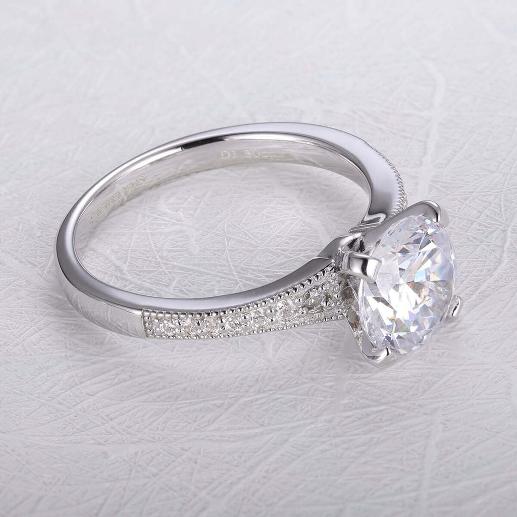 Chic and versatile solitaire ring