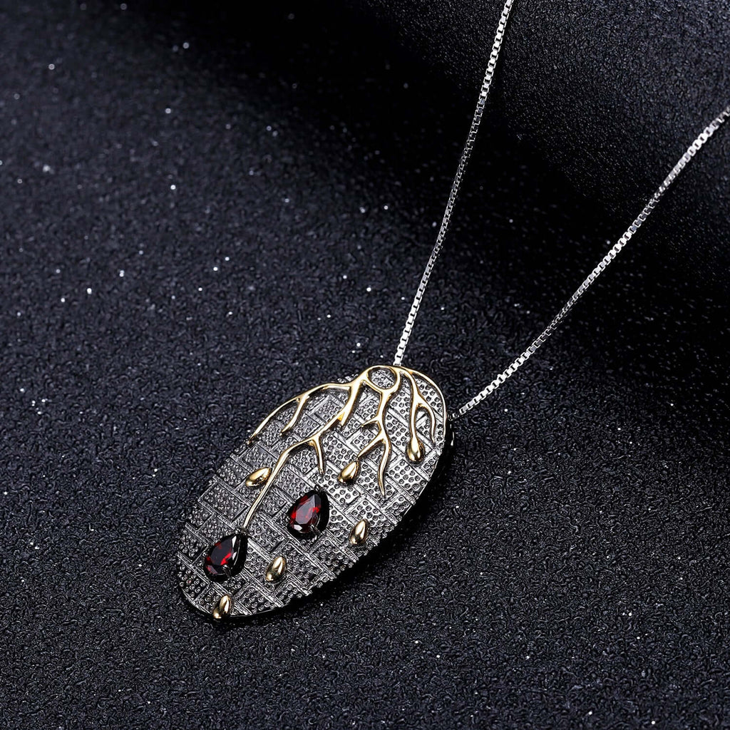 Fashionable pendant necklace perfect for nature lovers
