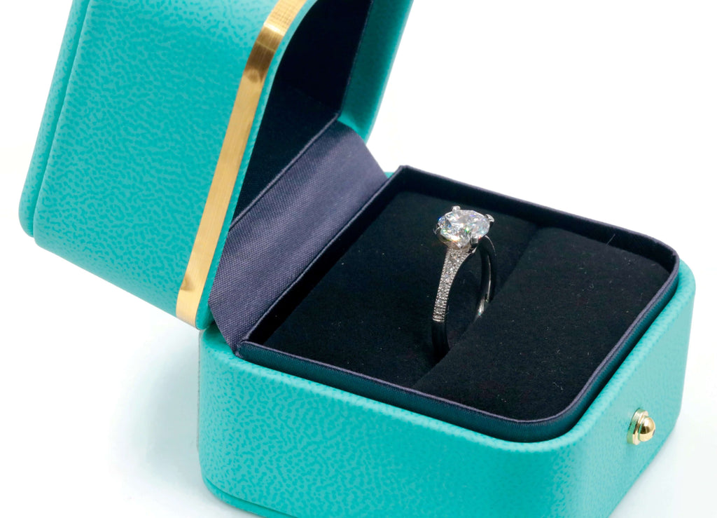 Versatile luxury ring with gemstone centerpiece